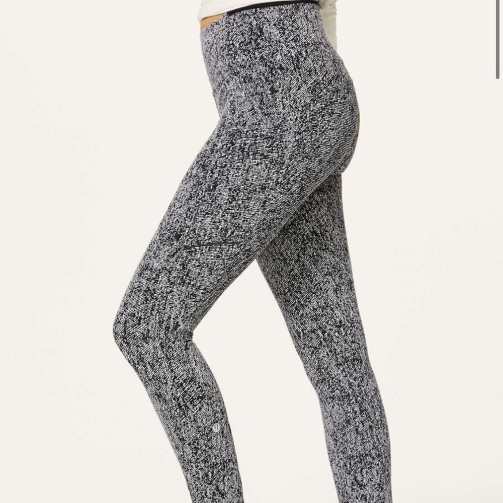 Lululemon Run On Tight (25")
Power Luxtreme Irregular Denim Twill Black White